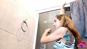 Tuve anal duro con el contratista Jhonn Corleone y llené un vaso de squirt para salvar su cama