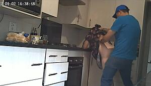 โอ้ย จับได้เมียฉันนอกใจกับช่างสระว่ายน้ำด้วยกล้องสปาย! 😱