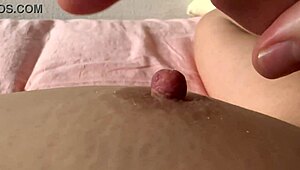 他每天早上在床上用力挑逗我穿孔的乳头