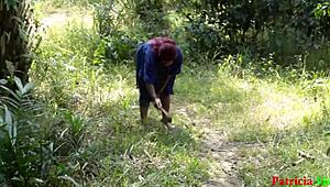 ここでヤらないで、夫に見つかるかも…。デブのPatricia 9jaとSoftkind Fucksyが暴走