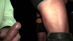 차창 통해 정액 얼굴에 튀는 야외 공공 갱뱅 오르기