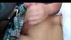 18+ लड़की ने कार में क्लासमेट को जंगली हैंडजॉब से उड़ा दिया 😜