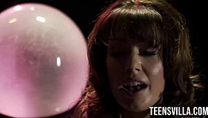 בספידרמן XXX 2, קטנה 18+ שרה שוון מקבלת בלוג'וב POV מג'ובאני ופרנצ'סקו, הציצים הקטנים שלה 18+ קופצים בסצנה אמטור הרדקור.