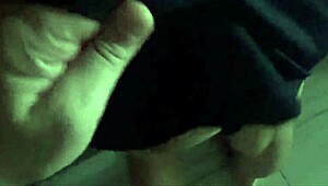 Hej, podívej, jak Brianna Beach mění náladu na pláži! 😜 Totální šílenost!