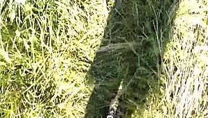 Jeg kunne ikke slutte å stirre på denne nakne milfen som soler seg ved elvebredden, spionerer med kameraet mitt på en vill nakenstrand!