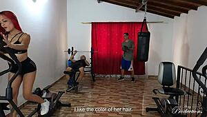 운 좋은 남자들이 새 체육관 여자 구부려 박아 😍