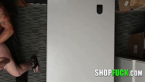 Deci, e doar un control de securitate, nu? Scuză bună pentru o problemă în magazin!