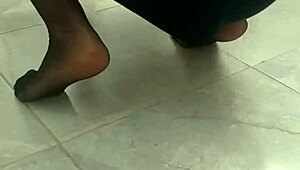 Çoraplı seksi Türk üvey annem yerleri temizliyor