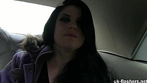 लूसिया ने अपनी शेव्ड ब्रिटिश चार्म के साथ पब्लिक चैलेंज को वाइल्ड बनाया