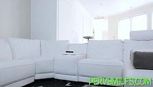 لماذا تلعق الفتاة الهواة 18+ الأم الناضجة أثناء النيك؟