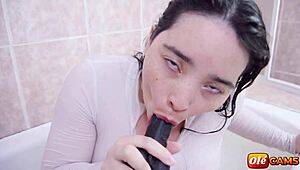 Africadaniela ke saath Olecams pe chill karte hue, bath mein toys se apni choot ko khush kar rahi hai. Uski brunette vibe deewani kar deti hai!