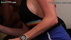 अरे, सीएफएनएम फेमडॉम लड़कियाँ वेटिंग रूम में लंड पर काम कर रही हैं