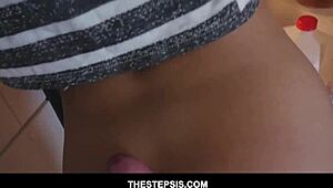 Blond uskyldig ung 18+ stedsøster Bella Rose suger af!