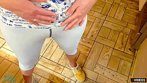 Kom in stiefzus onderbroek na gym. Yoga broek omhoog met natte creampie erin.