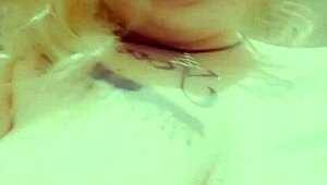 Ruivinha tatuada curvilínea brinca com suas tetas enormes