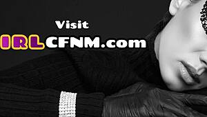 穿丝袜高跟鞋脸坐美女现在要舔她阴部？