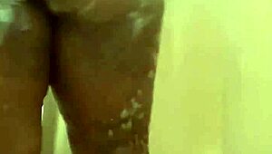 Douche wordt heter met deze geile ebony babe!