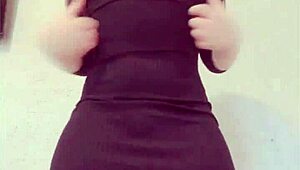 สาวน่ารักในชุดดำถูหีแน่นพร้อมนมเล็กๆโชว์