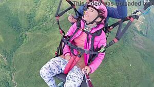 Влажната ми путка пръска на 2200м, о боже, в облаци по време на парапланеризъм