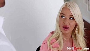 MILF bos pirang London River ajar pekerja pelajaran panas