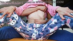 義理の兄がパジャマ姿の私の小さいおっぱいと濡れたアソコをいじりまくる！