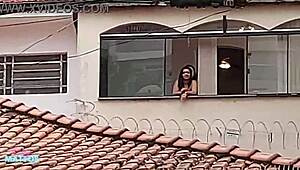 Me tiré a mi amiga en el balcón de casa y nos desnudamos para que la calle mire