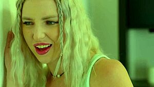 La giovane birichina Britt Blair seduce la coinquilina asiatica Kimmy Kim con emozioni