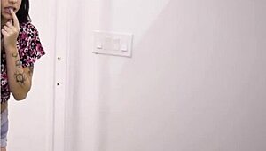 Fratellastro stuzzica la sorellastra eccitata Melody Foxx con il suo cazzo grosso per divertimento selvaggio