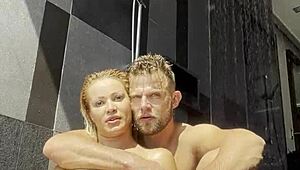 Blonde ado 18+ se fait deepthroat et baiser sous la douche, baisers passionnés