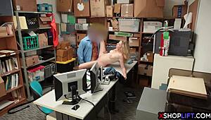 Chuda nastolatka wyruchana przez dziwnego kutasa ochroniarza