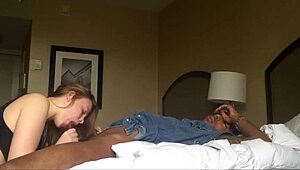 Jong interraciaal stel geniet van wilde webcam fun samen