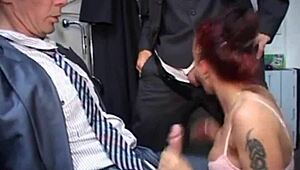 ねえ、あのホーニーなドイツ人秘書が職場で2本のデカチンポをフェラしてるよ😏