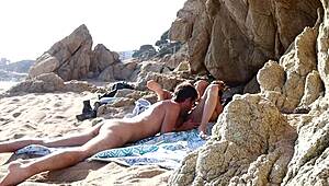 Par tatt på fersken mens de knuller på stranda, vent på reaksjonen hennes