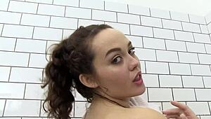Rituel de Purification Sous la Douche avec une Brune Savonneuse dans une Salle de Bain Torride. Profite de Son Charme Adorable !