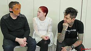 Gebonden slet kokhalst op deepthroat terwijl kont met speeltje geneukt wordt