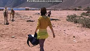 Lepa punca uživa v vročem seksu na peščeni plaži