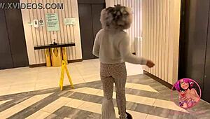 Nossa, mostrando os mamilos furados no elevador público, que tesão! 😜