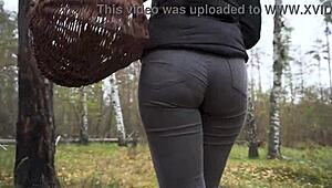 Девушка в обтягивающих спандекс-джинсах красуется на улице! 😍