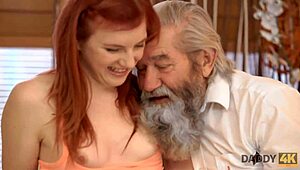 Daddy4k Pasi Rajtakapja az Apját, Ahogy Ujjazza a Barátnőjét, és Gyorsan Csatlakozik a Vad Akcióhoz