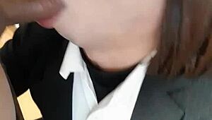 Den modne crossdressing Yurika giver en fantastisk blowjob i sit outfit