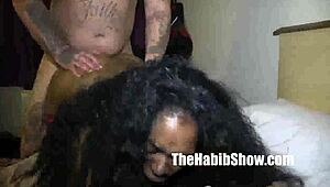 街头纹身男狂干厚实巧克力熟女