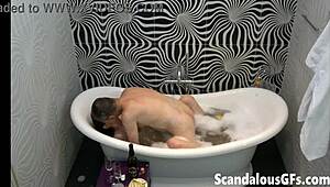 พ่อเลี้ยงกินหีฉันแล้วเย็ดแรงในอ่างน้ำร้อน