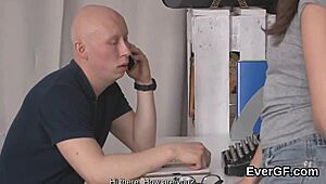 Wow! Blutte Vriend Kijkt Toe Hoe Geile Maat Zijn Ex-Vriendin Neukt voor Geld!