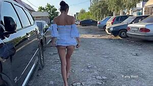 Zwei Mädels zeigen Mösen in der Öffentlichkeit ohne Höschen