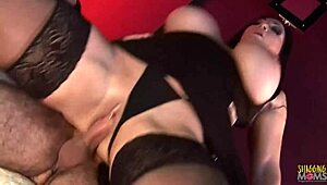 Deux milfs brunes bien en chair bourrées et baisent deux mecs à fond