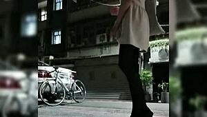 哇！看这个可爱的18+青少年变性人户外猛射！