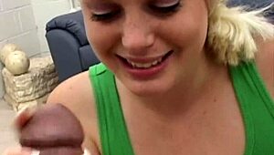 Charlotte hlasitě sténá, když bere ten velký černý penis hluboko dovnitř