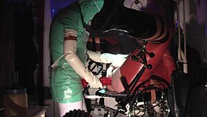 Rubbernurse Agnes in smaragdgroene jurk pegt met dildo