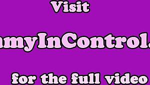 Parancsoló MILF leszopja a fiatal csaj pasiját forró POV-ban