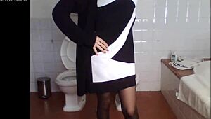 Cikanie na sedadlo auta a mokré pančuchy vonku na verejnosti